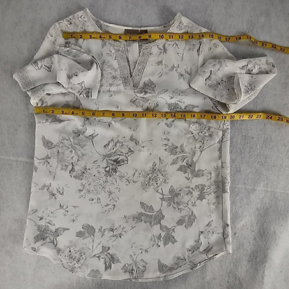 Chico's Women's White, Gray Cotton Blend Pullover Shirt Size 0 = (US Size 4) - Picture 7 of 13
